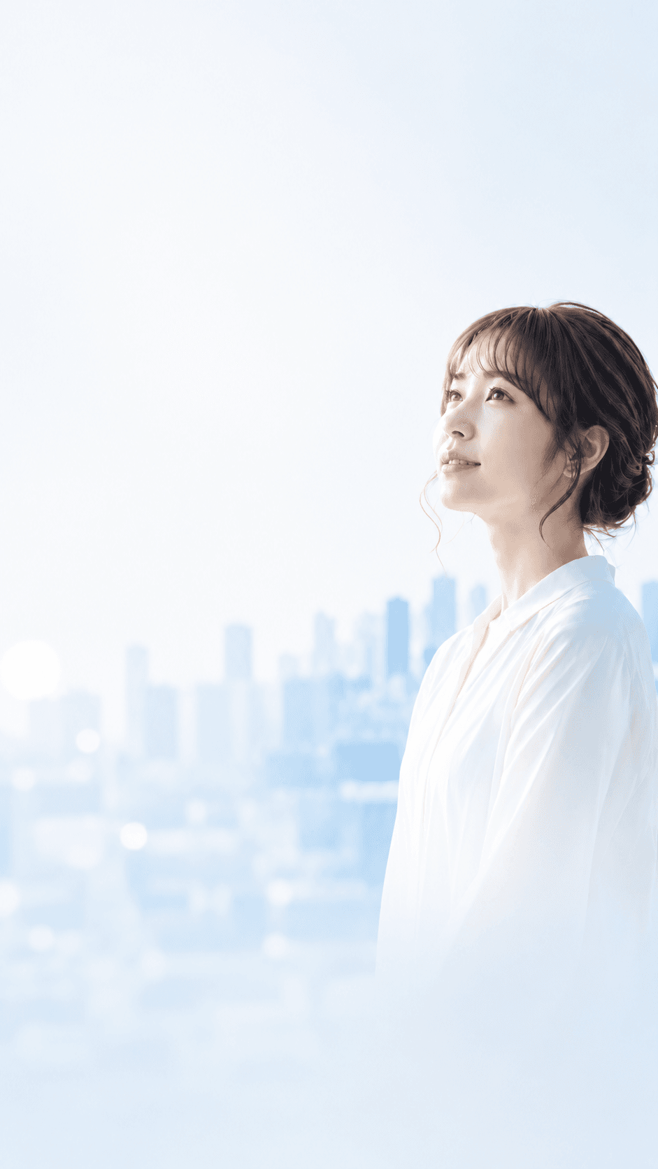 明るい空の下、右側に立つ女性